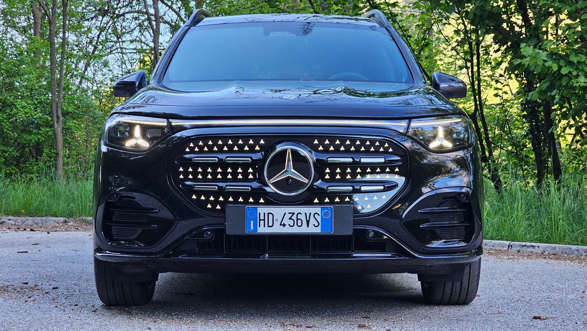 Vista anteriore con stelle Mercedes