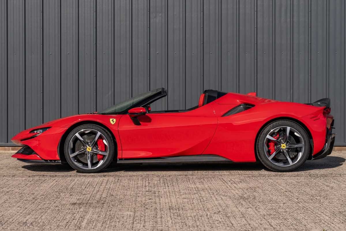 Crash Ferrari SF90 Spider