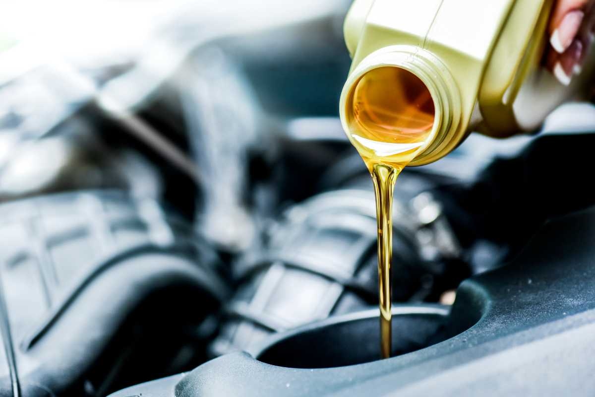 Auto, crisi forniture di olio motore