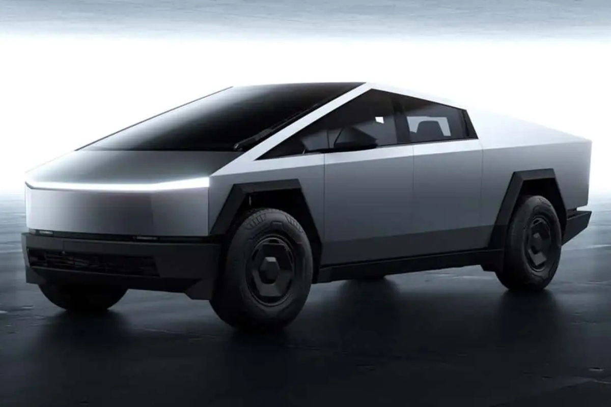 Lascia la Tesla Cybertruck collegata alla corrente per due settimane