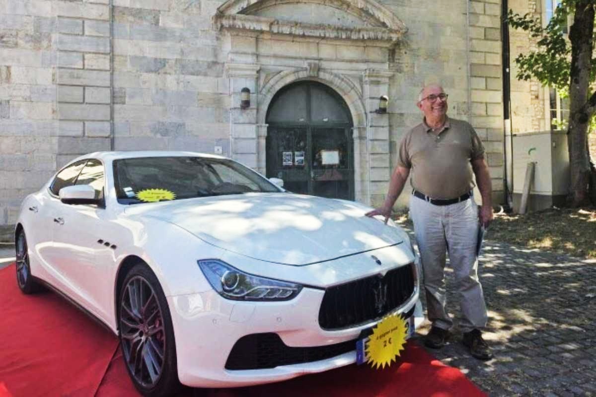 Vince una Maserati alla lotteria